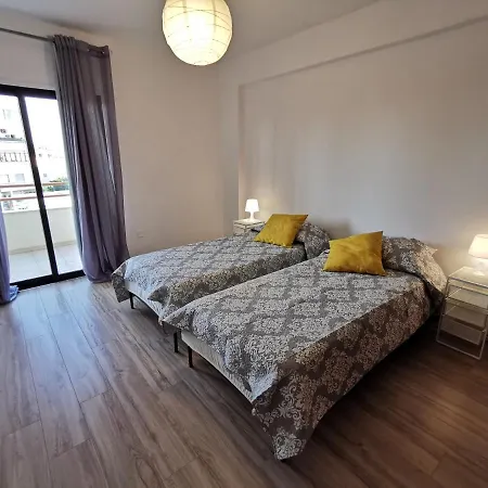 Prime Location - & Beach - Fast Internet 100-25 Mbps - Spacious & Cozy 아파트 *
