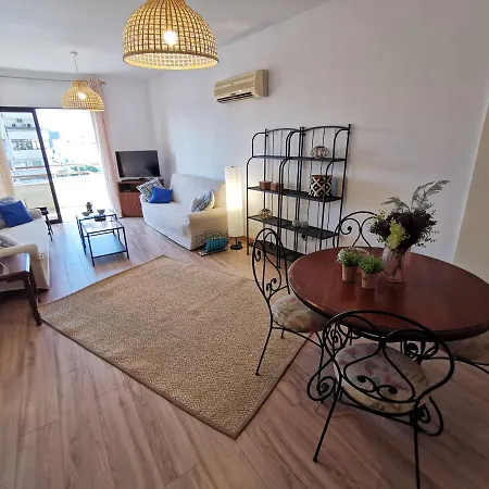 아파트 Prime Location - & Beach - Fast Internet 100-25 Mbps - Spacious & Cozy 라르나카