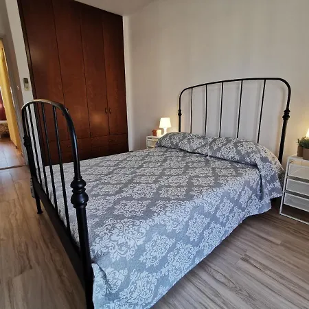 Prime Location - & Beach - Fast Internet 100-25 Mbps - Spacious & Cozy 아파트 *