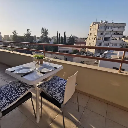 Prime Location - & Beach - Fast Internet 100-25 Mbps - Spacious & Cozy * Larnaca