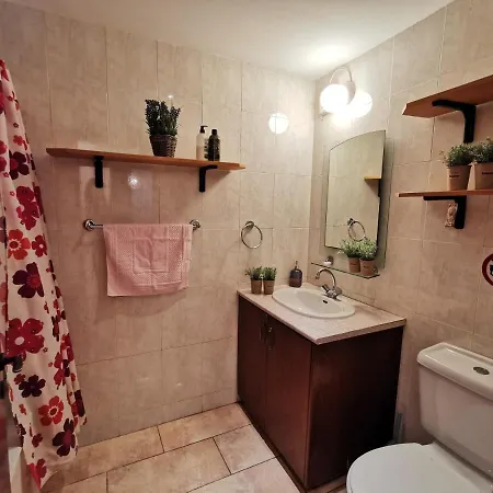 Prime Location - & Beach - Fast Internet 100-25 Mbps - Spacious & Cozy 아파트