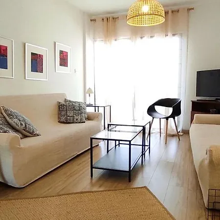 Prime Location - & Beach - Fast Internet 100-25 Mbps - Spacious & Cozy * Larnaca