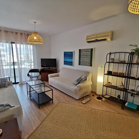Prime Location - & Beach - Fast Internet 100-25 Mbps - Spacious & Cozy Apartment Larnaca