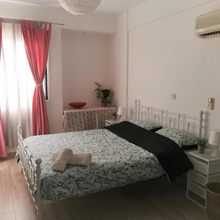 Prime Location - & Beach - Fast Internet 100-25 Mbps - Spacious & Cozy * Larnaca
