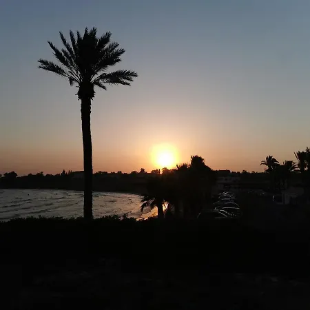 Prime Location - & Beach - Fast Internet 100-25 Mbps - Spacious & Cozy Larnaca